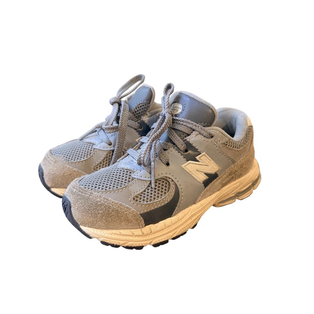 New Balance 2002R IC200ST Shoes Kids Size 9C Gray Suede Mesh Running Sneakers